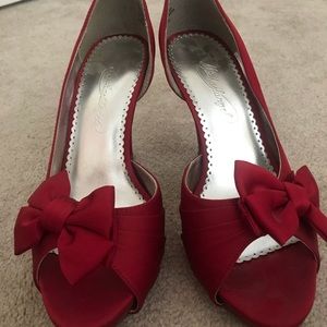 BEAUTIFUL RARE RED SHOES WITH BOWS